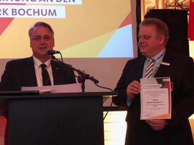 Der CDU Vorsitzende, Christian Haardt (links) übergibt den 22. CDU-Bürgerpreis 2018 an Torsten Kelle vom DLRG