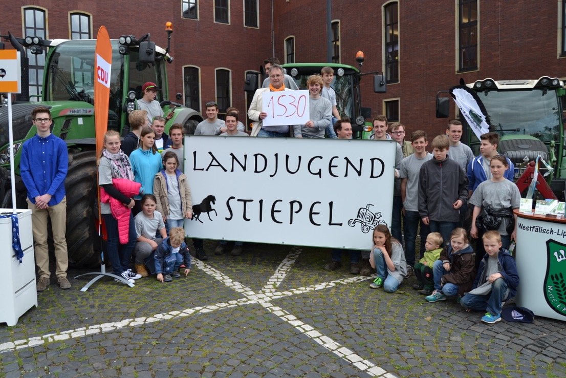 Christian Haardt gratuliert Jonas Filgers von der Stiepeler Landjugend